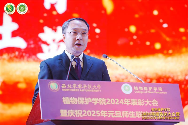 8001.tyc8722太阳集团城党委书记黄明学主持表彰大会.jpg