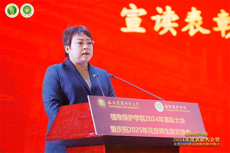 8004.tyc8722太阳集团城党委副书记高媛宣读表彰2023-2024学年学生先进集体、2024年学生优秀共产党员的决定.jpg