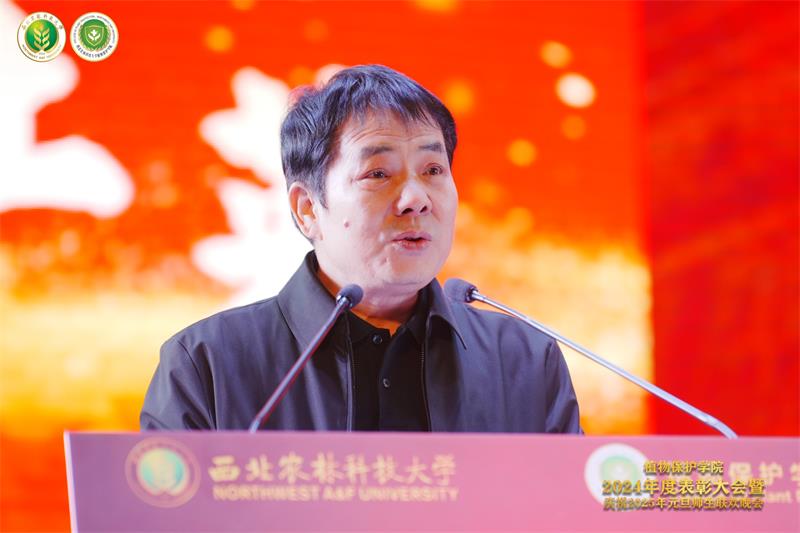 8003.tyc8722太阳集团城副院长闫建兴宣读表彰2024年度学院先进个人、师德师风优秀教师、安全管理先进实验室的决定.jpg
